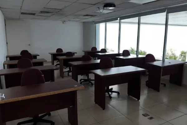 Aula de capacitación del CVDR Unidad Cancún con mesas y sillas para los participantes