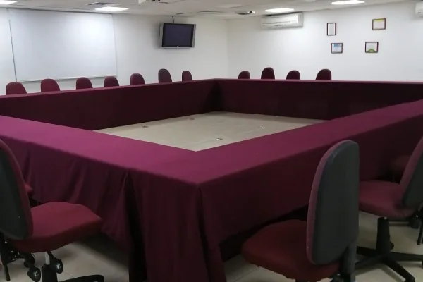 Sala de usos múltiples del CVDR Unidad Cancún con mesas en forma de U